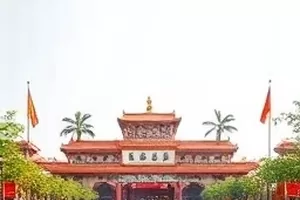 《回声收集者》封面：空旷剧场里的声波线条