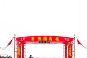 《连线第七日》封面：演播厅内交错的话筒线