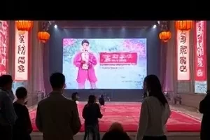 《午夜发声者》封面：午夜时分亮着的工作台灯