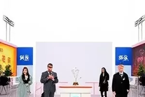 《春山邮局》封面：春日山间的绿色邮箱